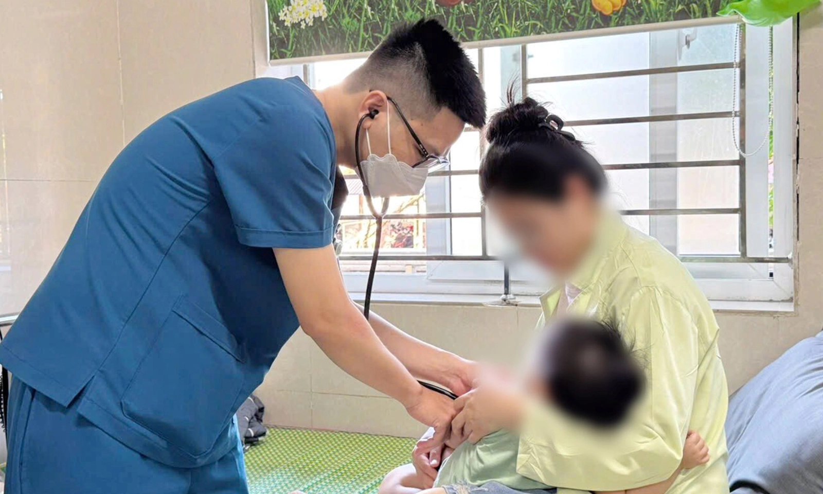 Bé 8 tháng tuổi ngộ độc vì bố cho uống nhầm thuốc nhỏ mũi naphazolin