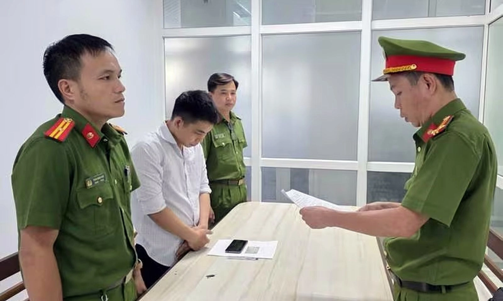 Bắt nhân viên bảo hiểm chiếm đoạt hơn 1,7 tỉ đồng