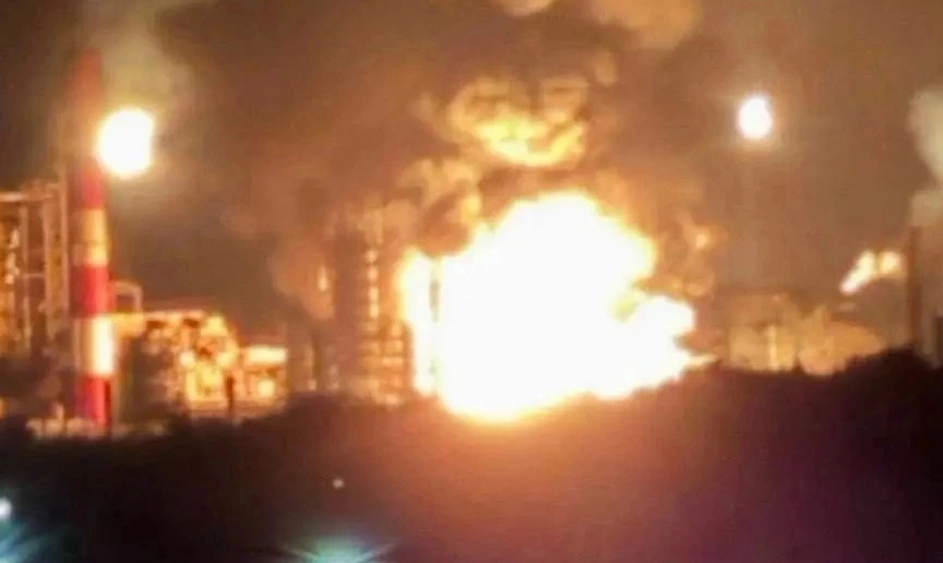 Ukraine tấn công nhà máy lọc dầu Ryazan và kho dầu tại Lugansk của Nga