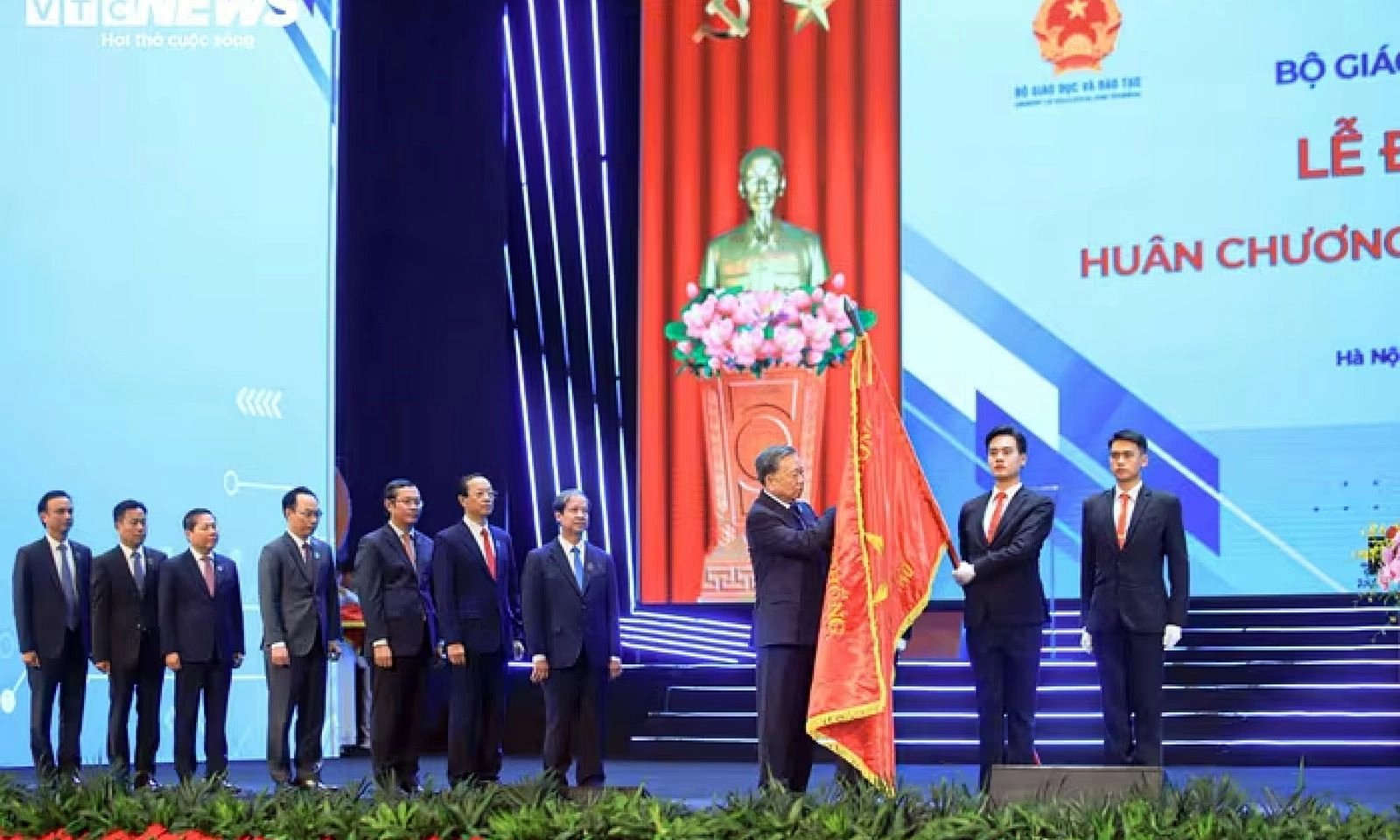 Tổng Bí thư Tô Lâm trao Huân chương Lao động hạng Nhất cho Bộ Giáo dục và Đào tạo