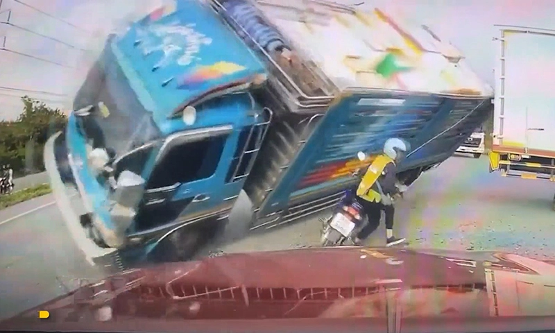 Clip: Thoát chết thần kỳ khi bị xe tải lật đè trúng