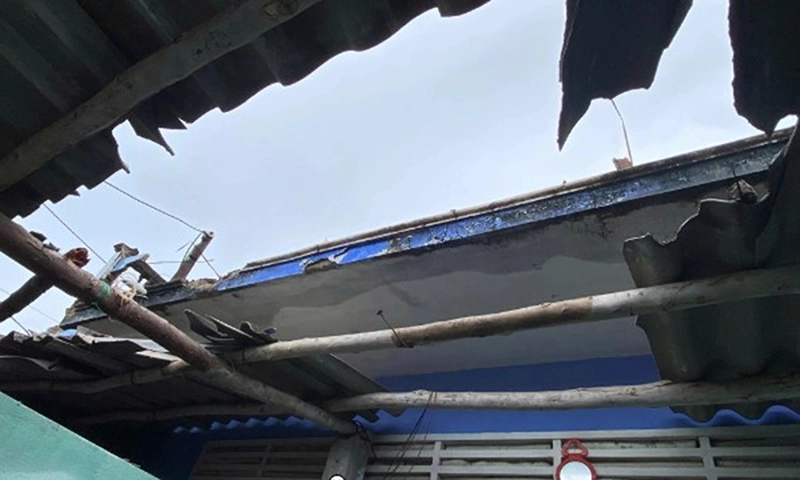 Sét đánh thủng mái nhà dân ở Gia Lai