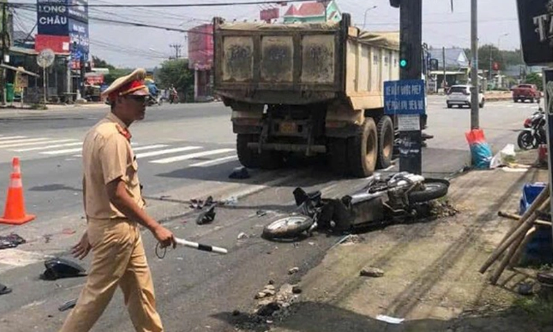 Chiếc xe ben tông hàng loạt xe máy đang dừng chờ đèn đỏ