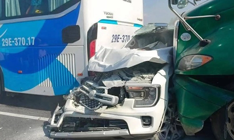 5 ô tô va chạm liên hoàn trên cao tốc Cao Bồ - Mai Sơn gây ùn tắc nghiêm trọng