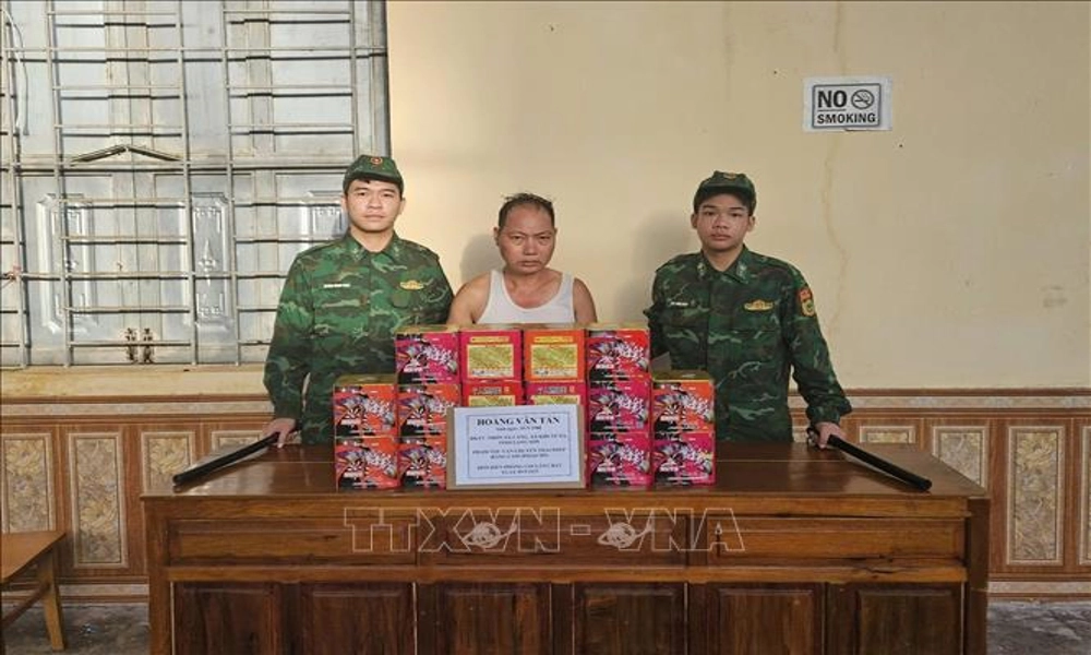 Mang 23 kg pháo nổ vượt biên, đối tượng bị bắt cùng tang vật