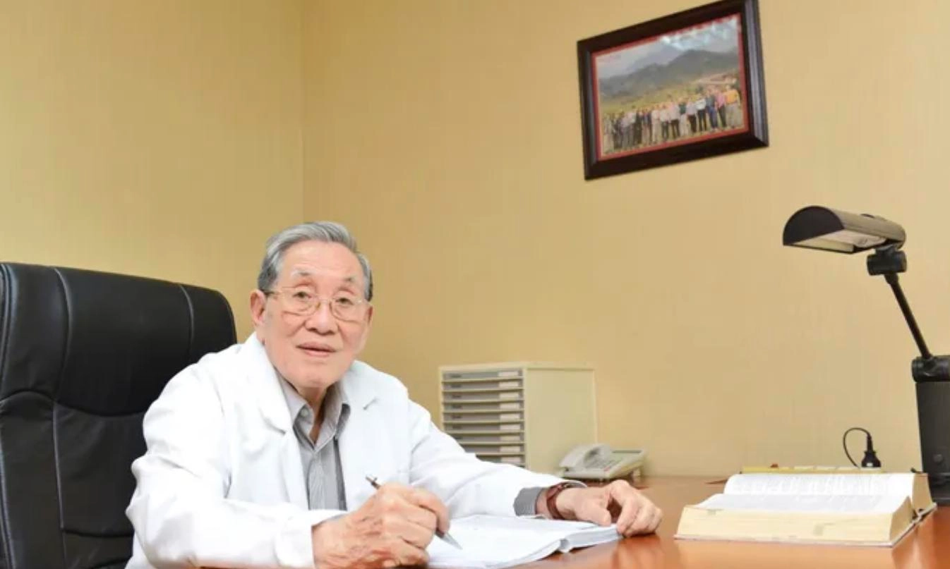 NGND-GS-TS-BS. Nguyễn Đình Hối được trao giải thưởng Cống hiến trọn đời