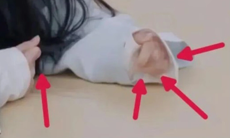 Cậu bé bị tê tay, co giật sau khi cả ngày làm bài tập hè
