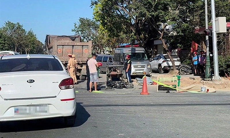 Va chạm xe ben, người phụ nữ đi xe máy điện tử vong tại chỗ