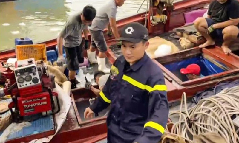 Cứu kịp thời tàu cá đang chìm trên biển ở Đắk Lắk