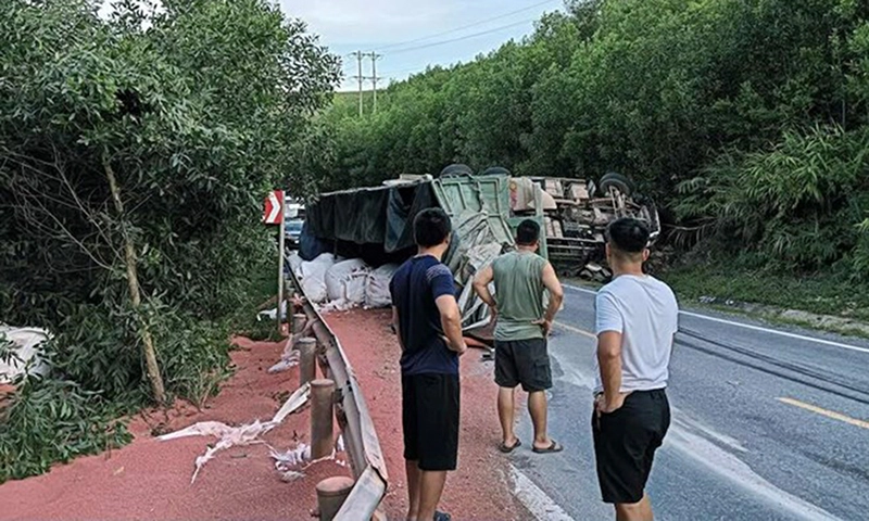 Xe container lật chắn ngang làm Quốc lộ 12A ách tắc