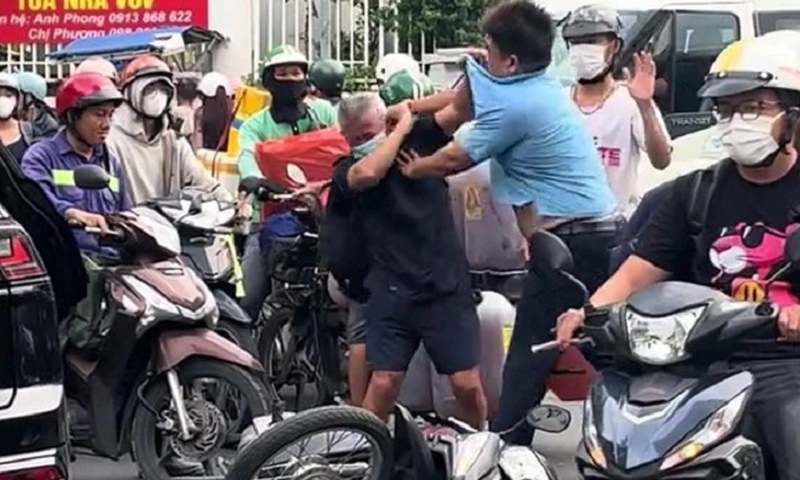 Xác minh clip nam thanh niên đánh người đàn ông lớn tuổi giữa đường
