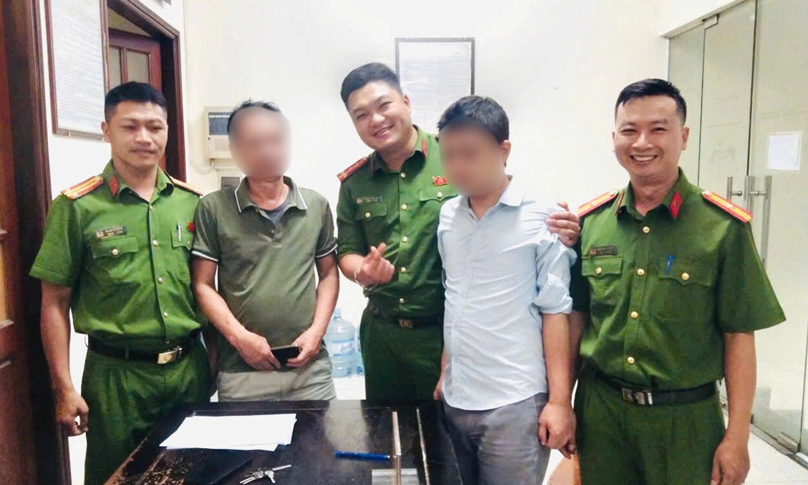 Kịp thời ngăn chặn nam thanh niên định nhảy cầu Chương Dương tự vẫn