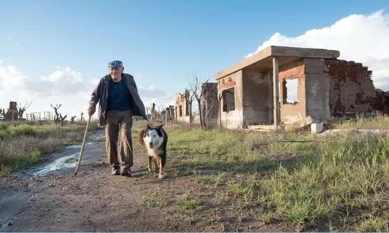 Ông lão cô đơn nhất thế giới giữa thị trấn ma ở Argentina