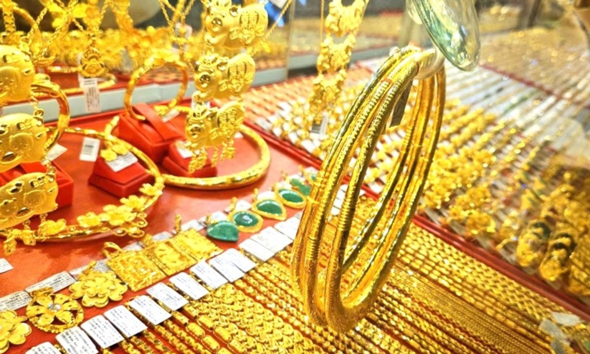 Vàng SJC giữ giá, vàng nhẫn lao dốc