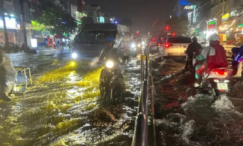 TPHCM: Mưa hơn hai tiếng, nhiều tuyến đường bị ngập, kẹt xe