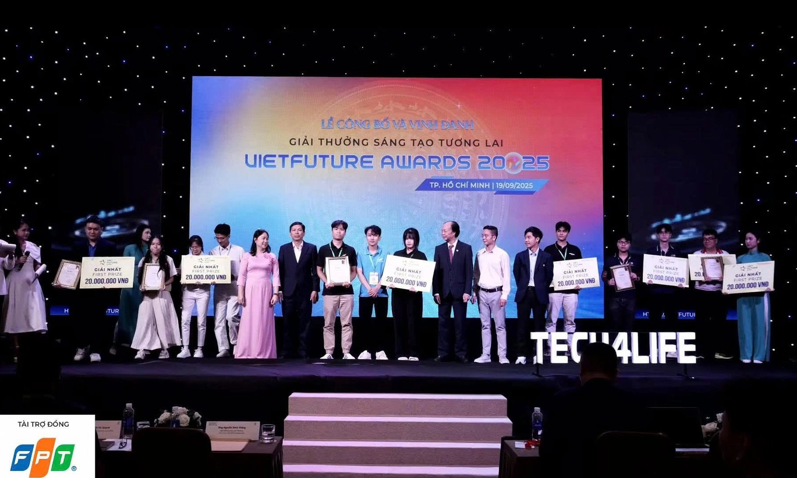 Sinh viên LHU toả sáng tại VietFuture Awards 2025 với dự án AI phản hồi nội dung số
