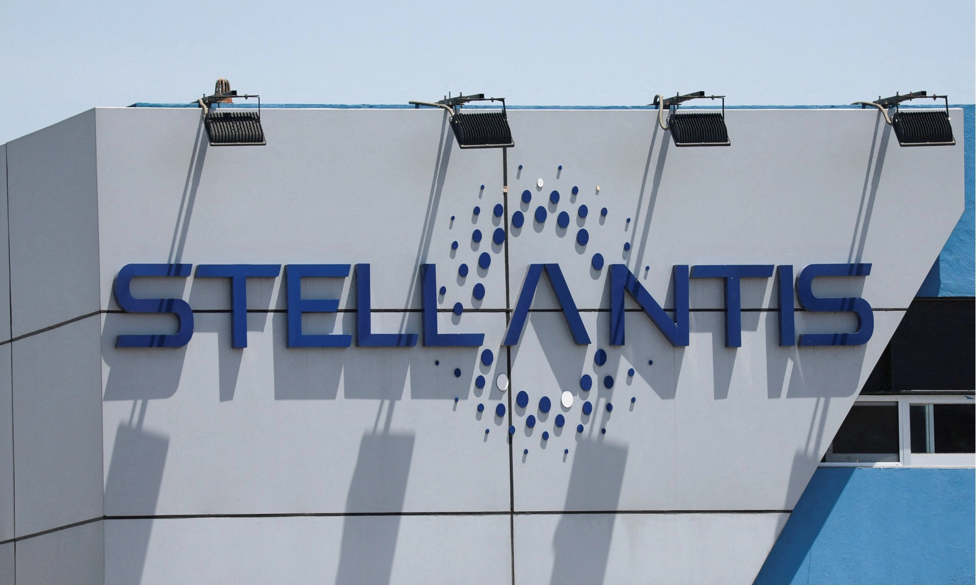 Stellantis ra mắt công nghệ pin EV mới nhẹ hơn, sạc nhanh hơn