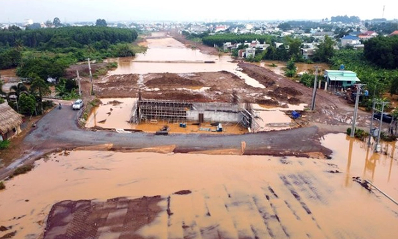 Nhà dân dọc cao tốc Biên Hòa - Vũng Tàu hầu như đều bị ngập