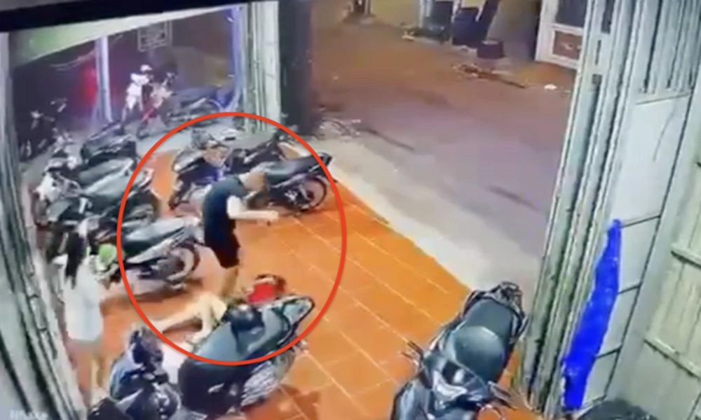 Công an phường Xuân Phương xác minh vụ bạn trai đánh bạn gái trước cửa hàng bi-a