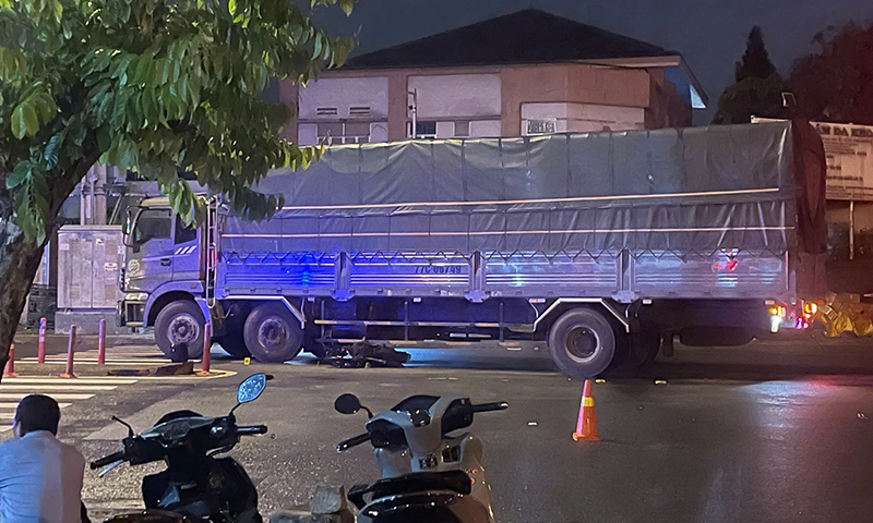 Xe máy va chạm xe tải lúc rạng sáng, người đàn ông tử vong