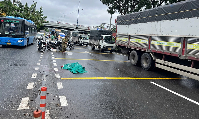 Người đàn ông bất ngờ lao đầu vào xe container, tử vong tại chỗ