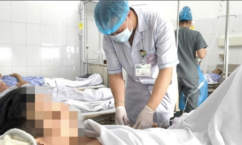 Bệnh viện Bệnh Nhiệt đới Trung ương cứu sống bệnh nhân bị xương cá đâm thủng ruột non