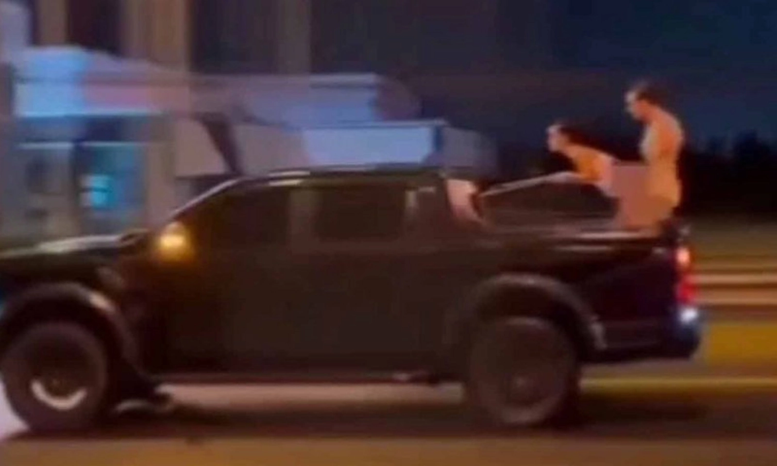 Thái Lan: Truy tìm 2 du khách nước ngoài ‘ân ái’ trên thùng xe bán tải chạy quá tốc độ giữa đêm
