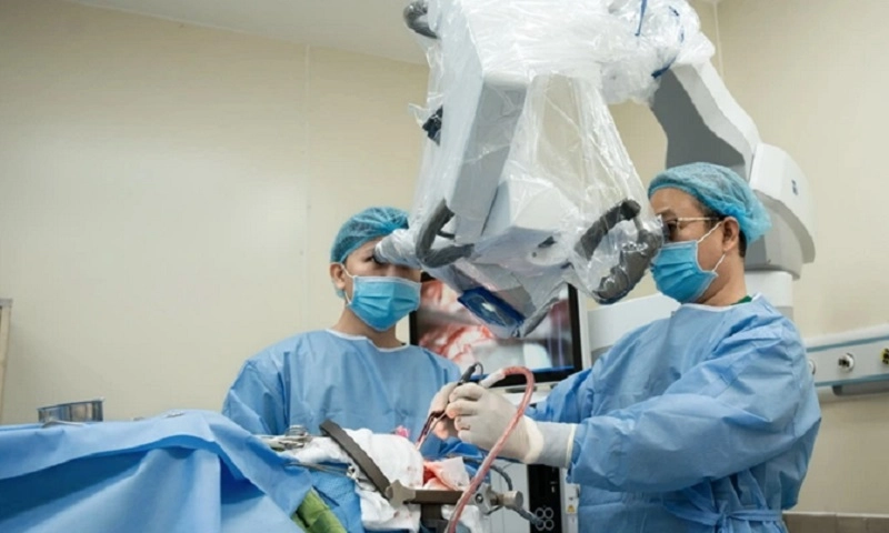 Cứu người đàn ông mang khối u chèn ép cuống não, thị lực giảm mạnh