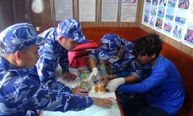 Cảnh sát biển hỗ trợ cho ngư dân gặp tai nạn lao động trên biển