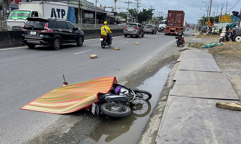 Người phụ nữ đi xe máy ngã ra đường bị xe container cán tử vong
