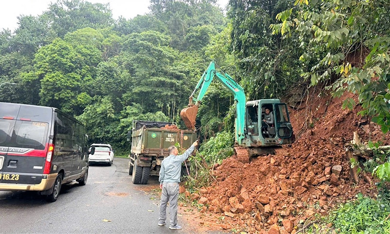 Khắc phục xong điểm sạt lở trên đèo Bảo Lộc, giao thông thông suốt trở lại