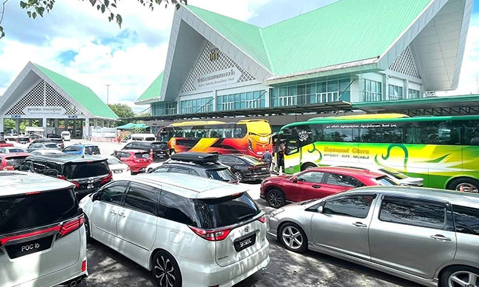 Malaysia cấm xe biển số nước ngoài mua xăng giá rẻ