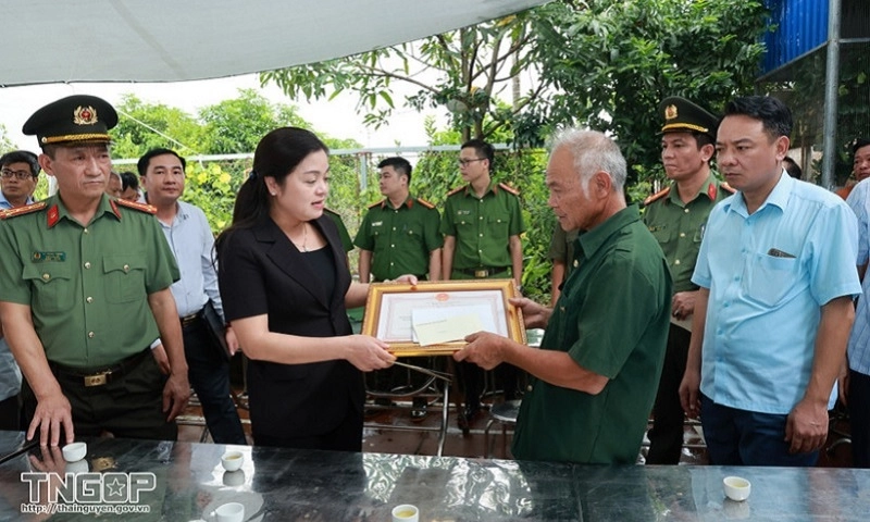 Truy tặng bằng khen cho người quên mình cứu sống 3 cháu nhỏ bị nước cuốn