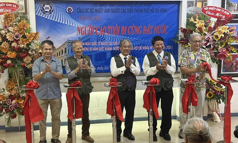Đi cùng đất nước