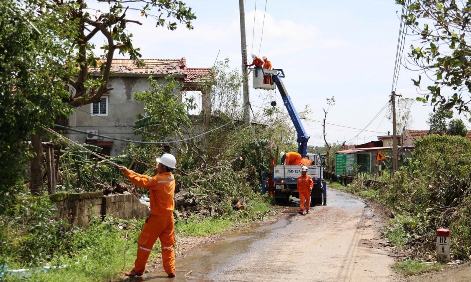 Khôi phục điện cho hơn 3,58 triệu khách hàng ảnh hưởng bởi bão số 10