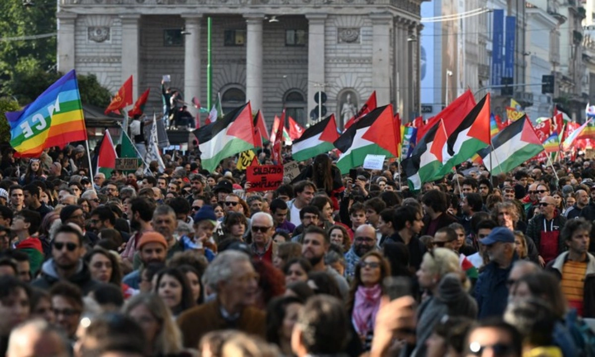 Israel chặn đoàn tàu cứu trợ Gaza, làn sóng biểu tình bùng nổ toàn cầu