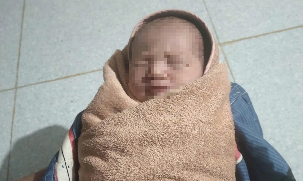 Mẹ ruột đến nhận lại bé sơ sinh bị bỏ rơi ở vườn nhà dân tại Quảng Trị