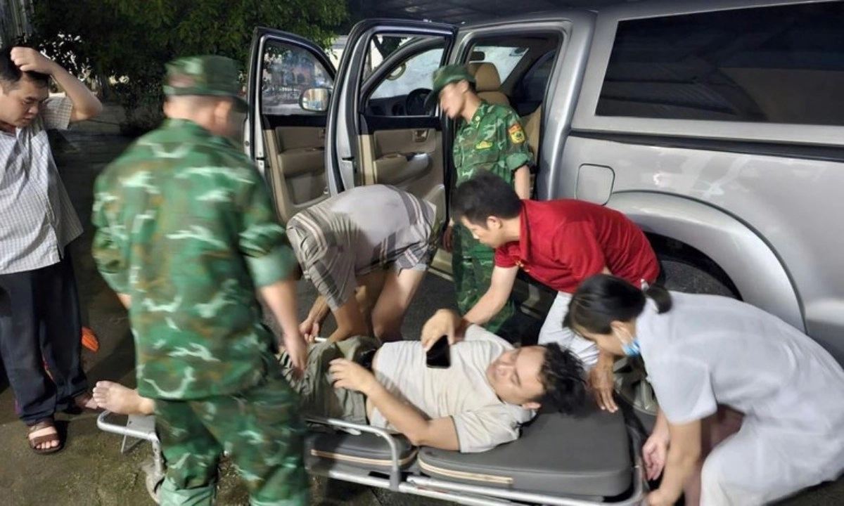 Cứu người dân mắc kẹt dưới khe suối do bị lũ cuốn trong đêm