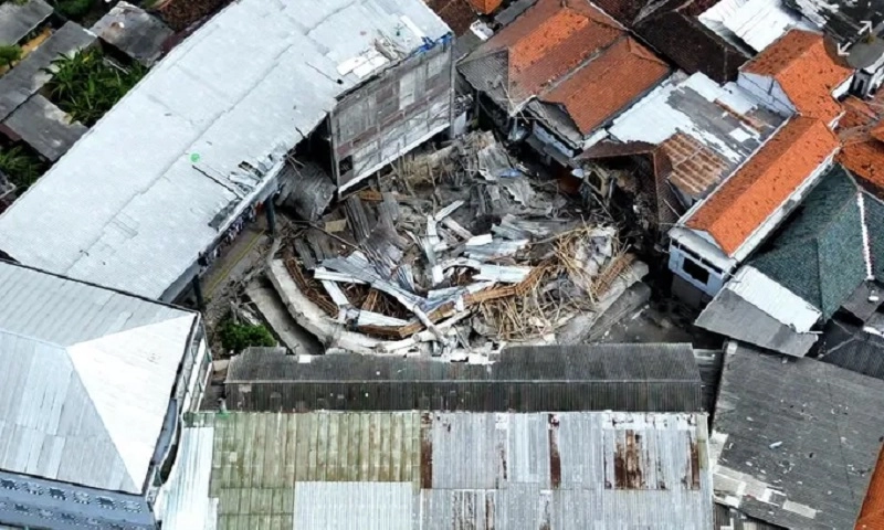 Indonesia: Tìm kiếm 59 nạn nhân mất tích dưới đống đổ nát của một ngôi trường nội trú 