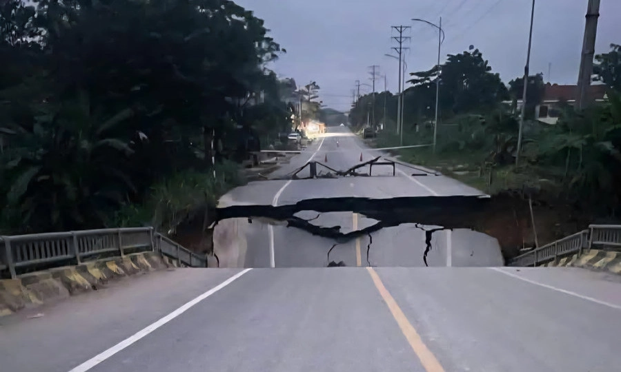 Tuyên Quang: Cầu bị sập mố do mưa lũ, giao thông chia cắt