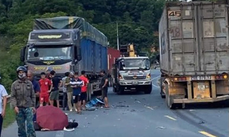 Hai học sinh đi xe máy điện thương vong sau va chạm với 2 xe  đầu kéo