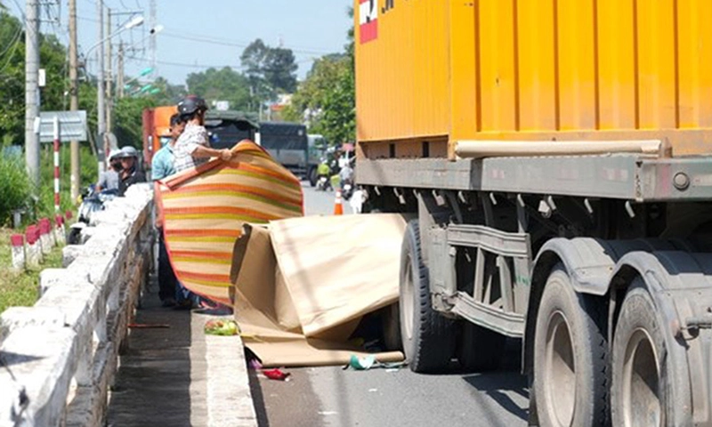 Xe container va chạm xe máy, một người tử vong tại chỗ