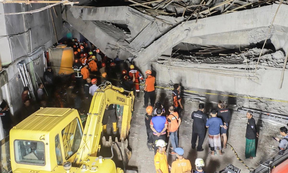 Vụ sập trường ở Indonesia: Số người chết tăng lên 36, hàng chục học sinh vẫn mất tích