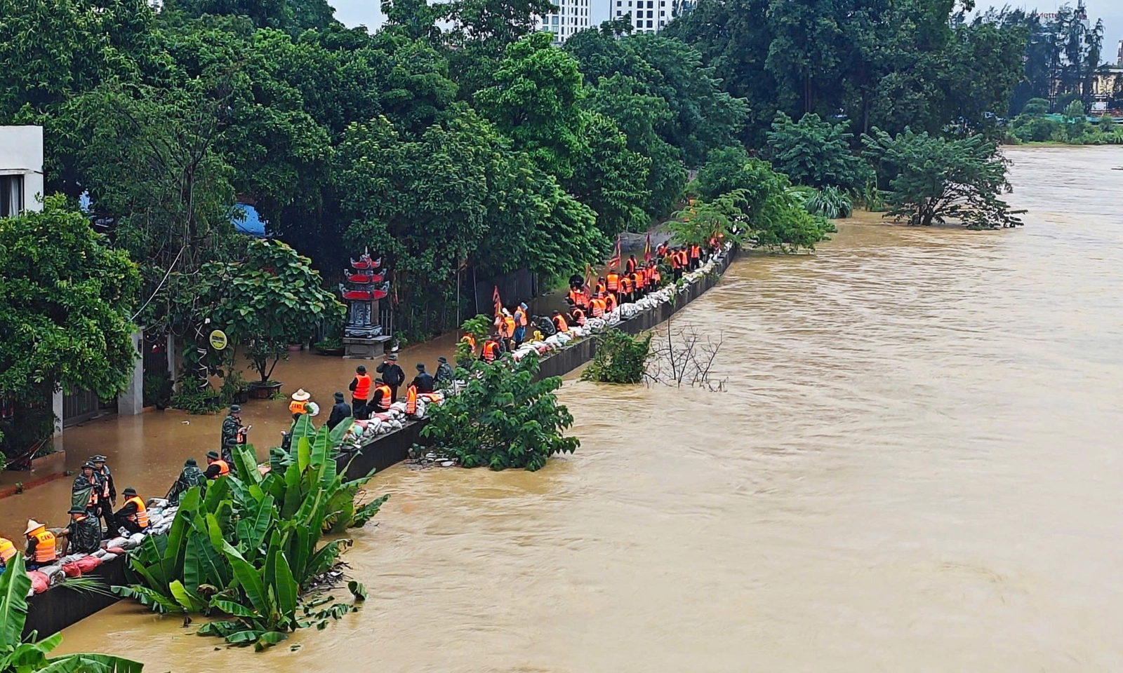 Lũ sông Cầu, sông Thương vượt báo động 3, nguy cơ chạm đỉnh lịch sử sáng mai