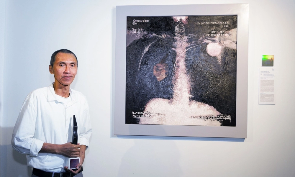UOB Painting of the Year 2025: Nhà văn Nguyễn Ngọc Thuần đoạt giải Nghệ sĩ Triển vọng