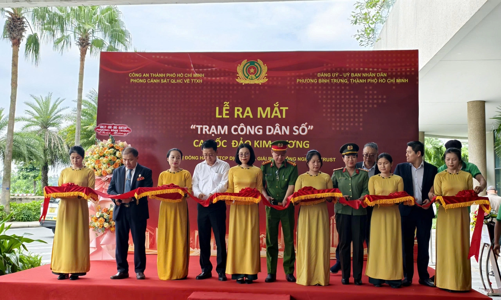 Công an TPHCM ra mắt mô hình “Trạm công dân số” tại chung cư Đảo Kim Cương