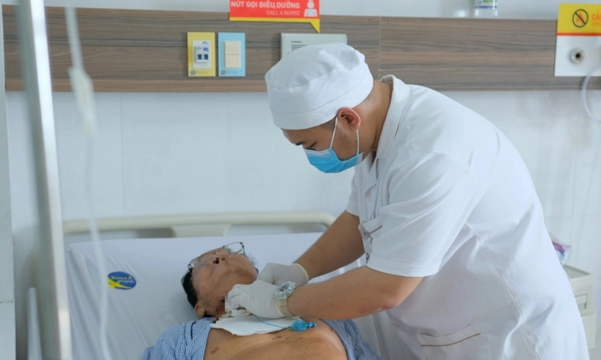 Cứu sống cụ ông bị máy xịt nước áp lực cao cắt ngang cổ