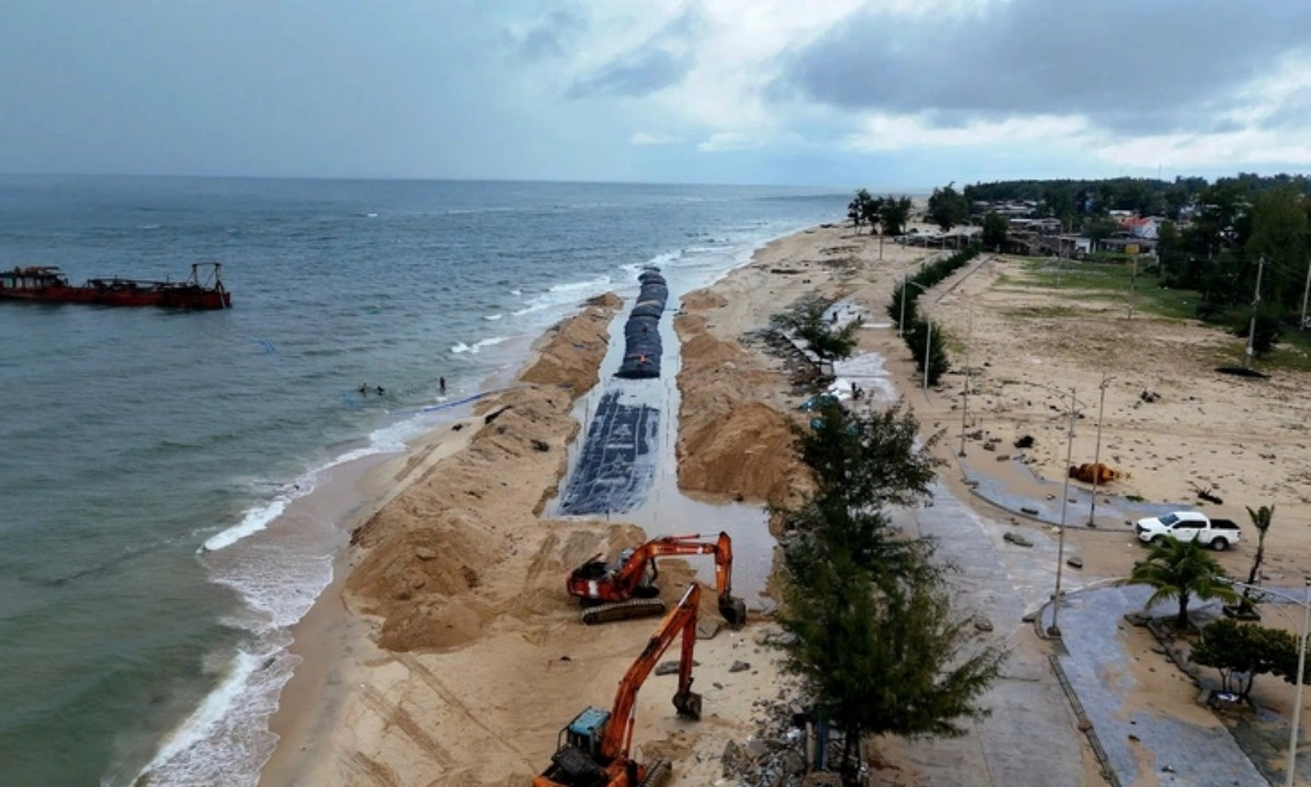 Huế khẩn cấp xây kè mềm chống sạt lở biển Thuận An