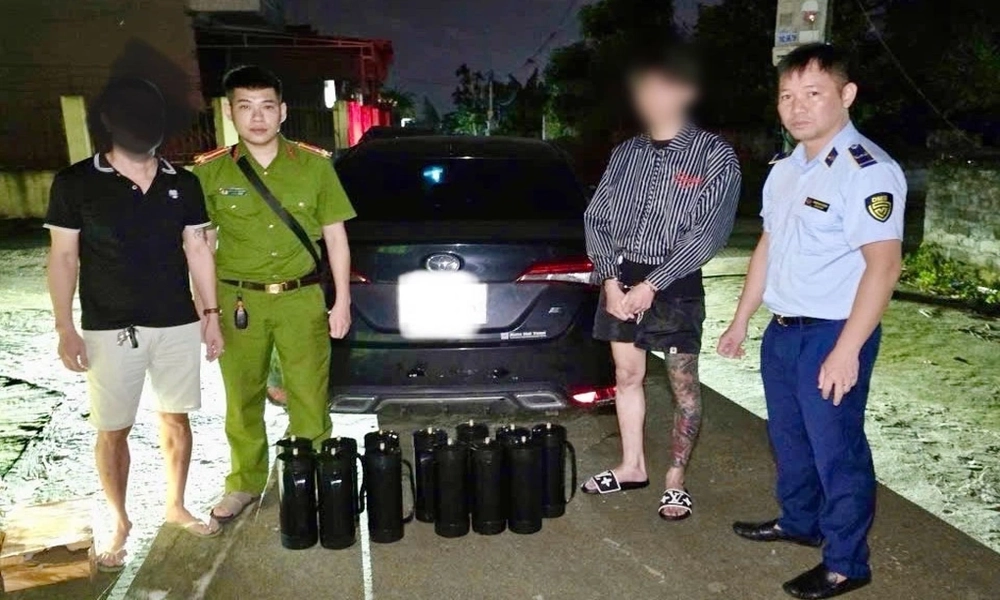Phát hiện ô tô chở hàng chục bình khí N2O tại phường Yên Tử