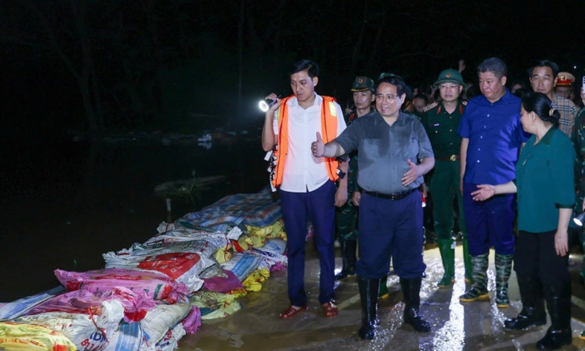 Thủ tướng thị sát trong đêm, chỉ đạo ứng phó mưa lũ vùng ven sông Hà Nội
